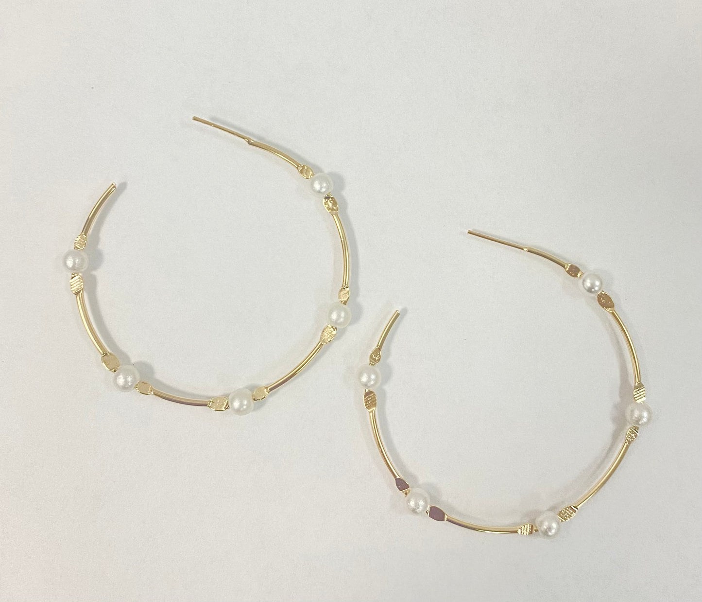 GRETA PEARL HOOP