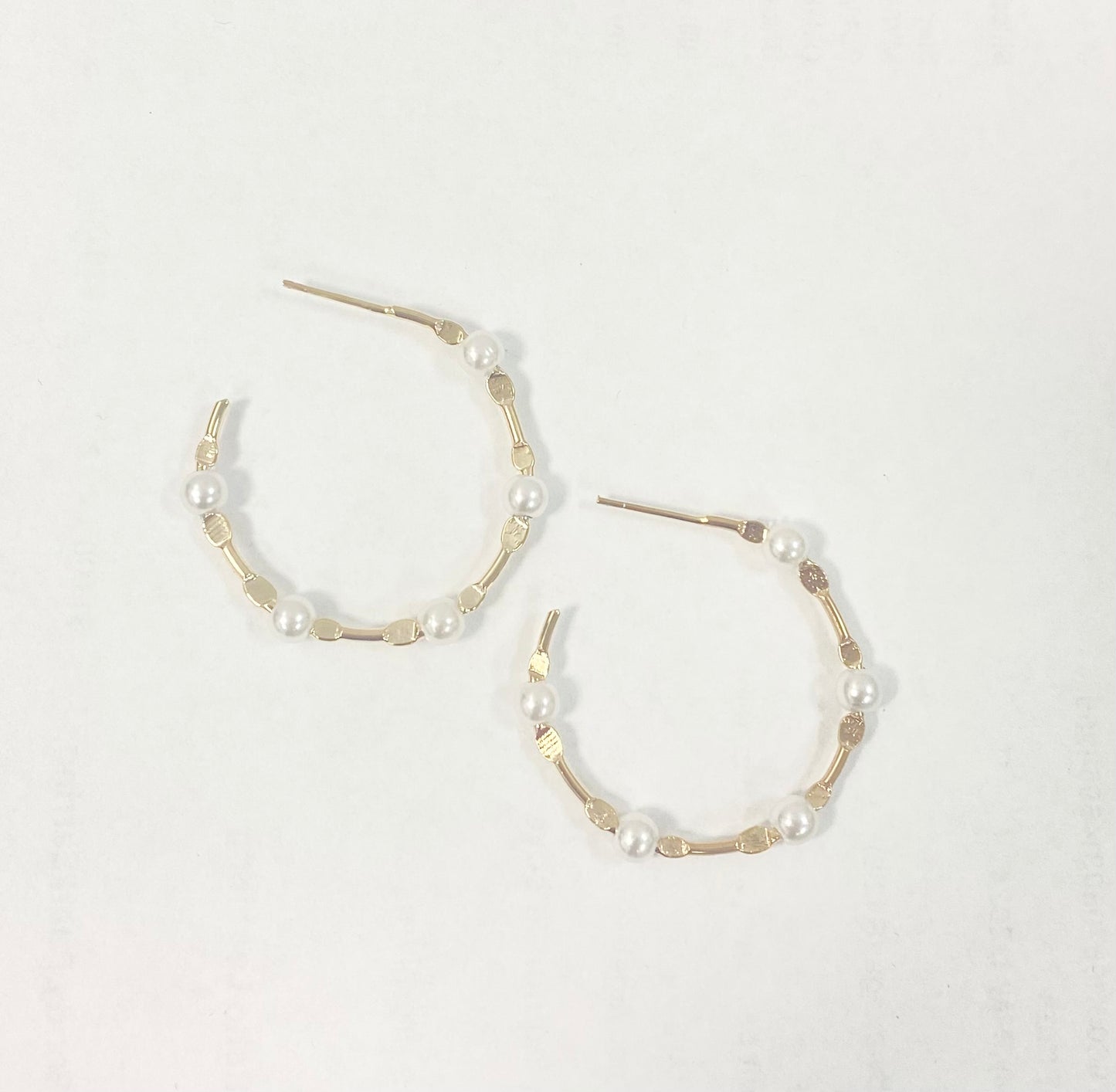 GRETA PEARL HOOP